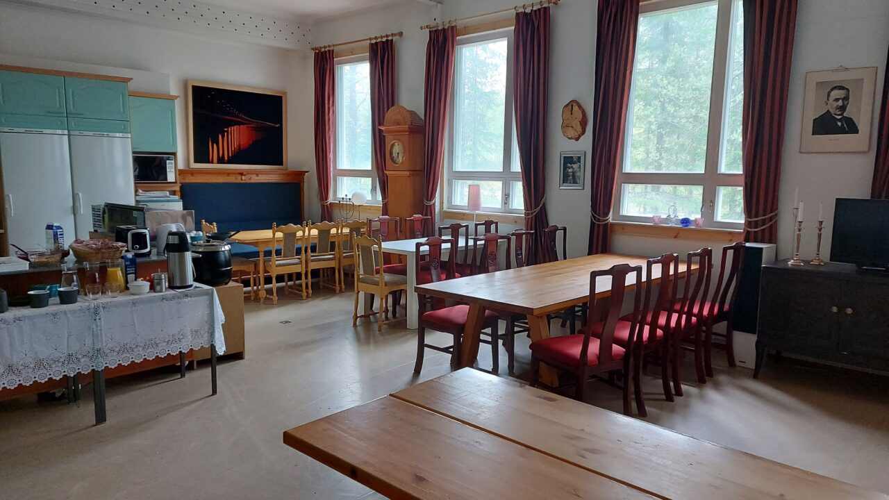 Entisen koulun tiloissa toimivan ravintola Luokan sisäkuva.