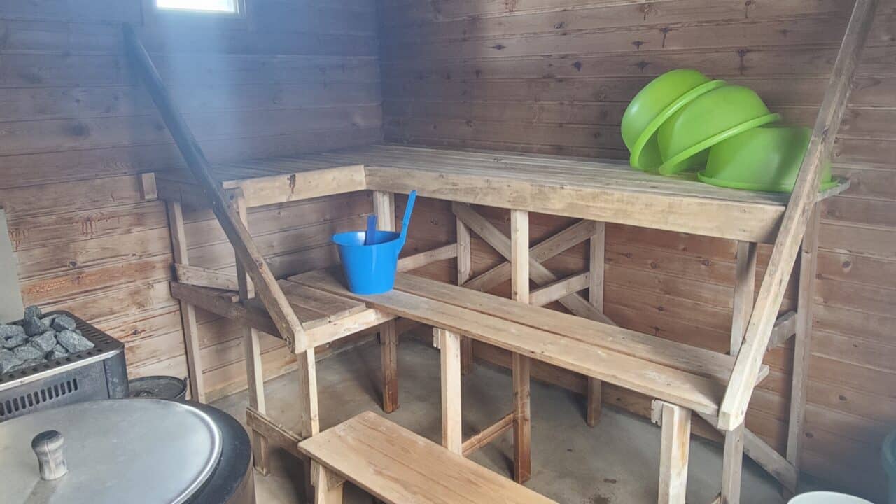Saunassa puiset seinät ja lauteet
