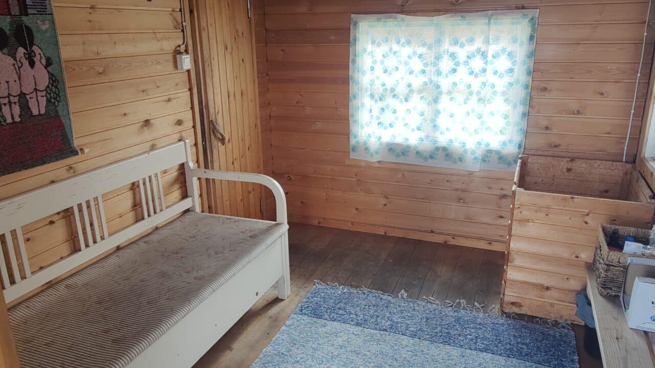 Valkoinen sohva ja puiset seinät