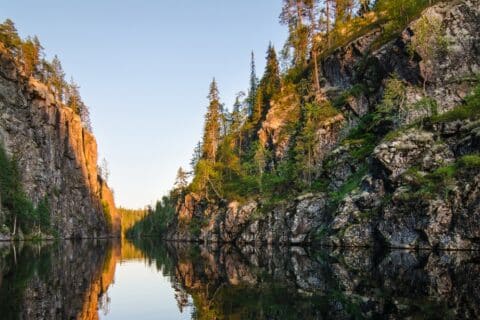 Julma Ölkky on Suomen suurin kanjonijärvi, johon ilta-aurinko tuo upean valon