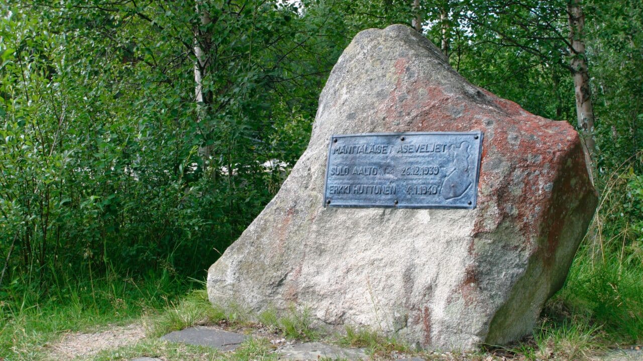 Kuomanjoen taisteluiden muistomerkki, iso kivi, jossa on muistolaatta. Muistolaatassa on teksti: “Mänttäläiset aseveljet Sulo Aalto 26.12.1939, Erkki Huttunen 4.1.1940.”