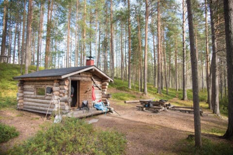 Puukkojärven autiotupa metsän keskellä.