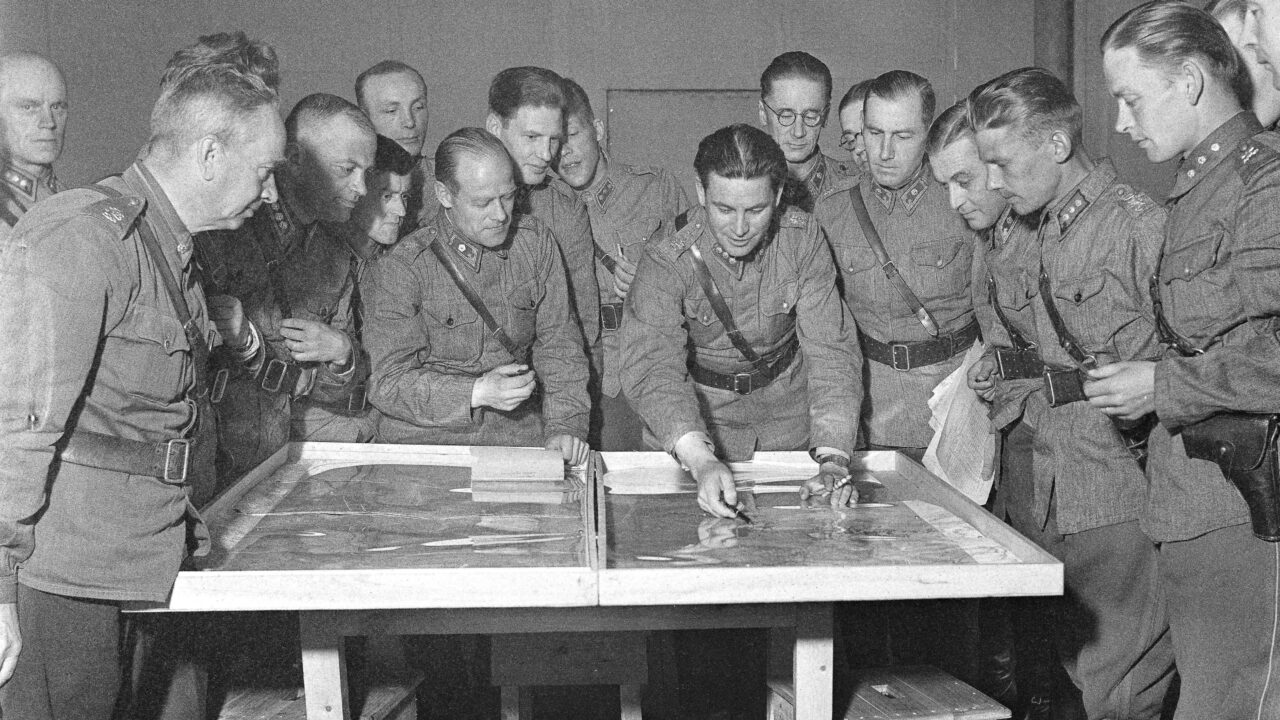 Sotilaita pöydän ympärillä laatimassa hyökkäyssuunnitelmaa, SA-kuva