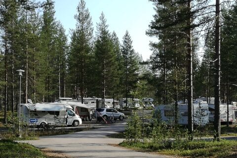 Suomussalmi maijoitus, Suomussalmi leirintäalue Asuntoautoja ja -vaunuja Karhunkainalon leirintäalueella mäntykankaalla.