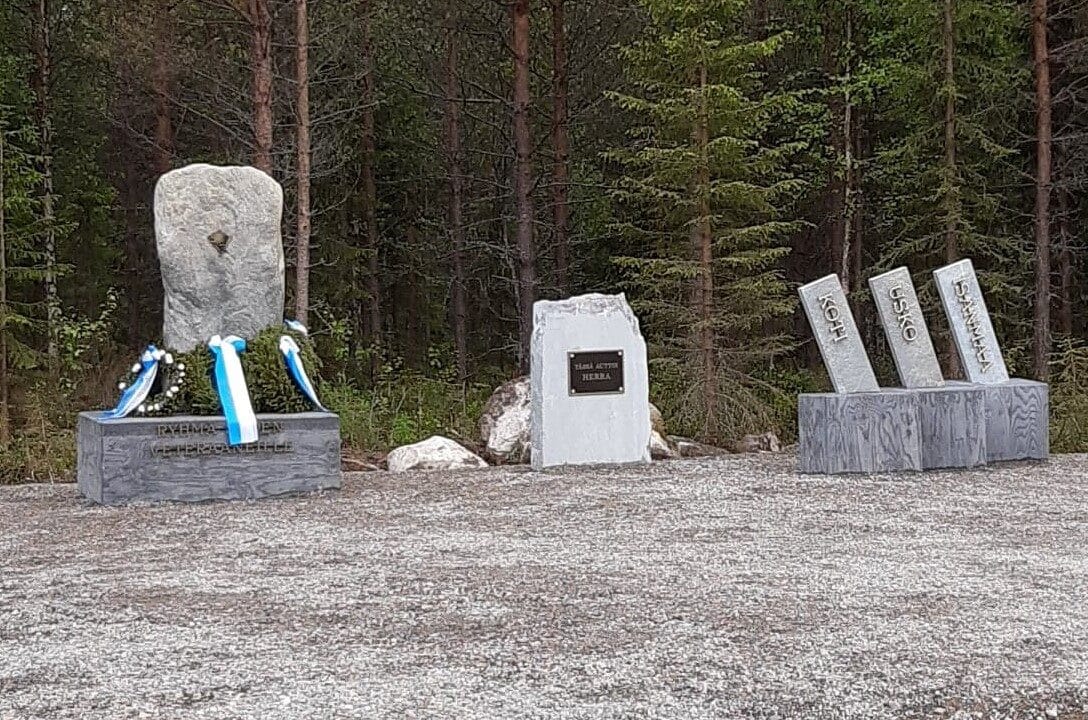 Kolmiosainen muistomerkki, yhdessä lukee: koti, usko, isänmaa.