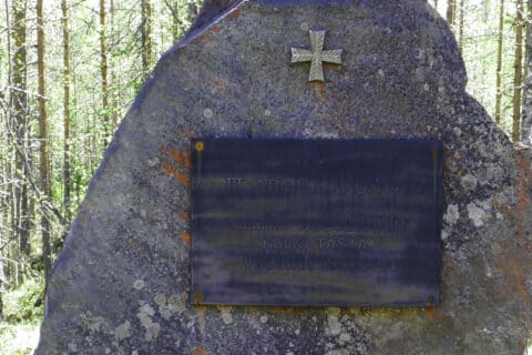 III AK:n muistomerkki Lehtovaarassa.