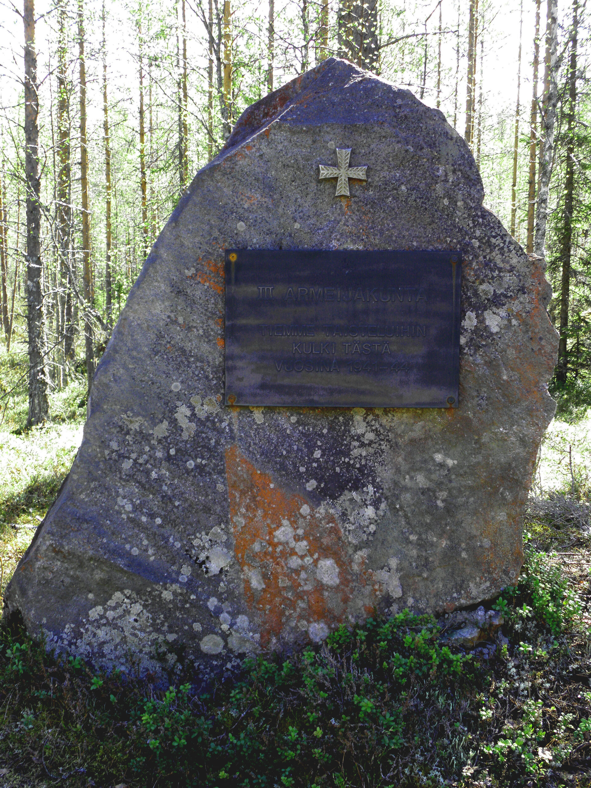 III AK:n muistomerkki Lehtovaarassa.