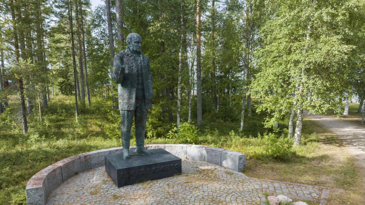Ilmari Kiannon patsas kesällä kuvattuna