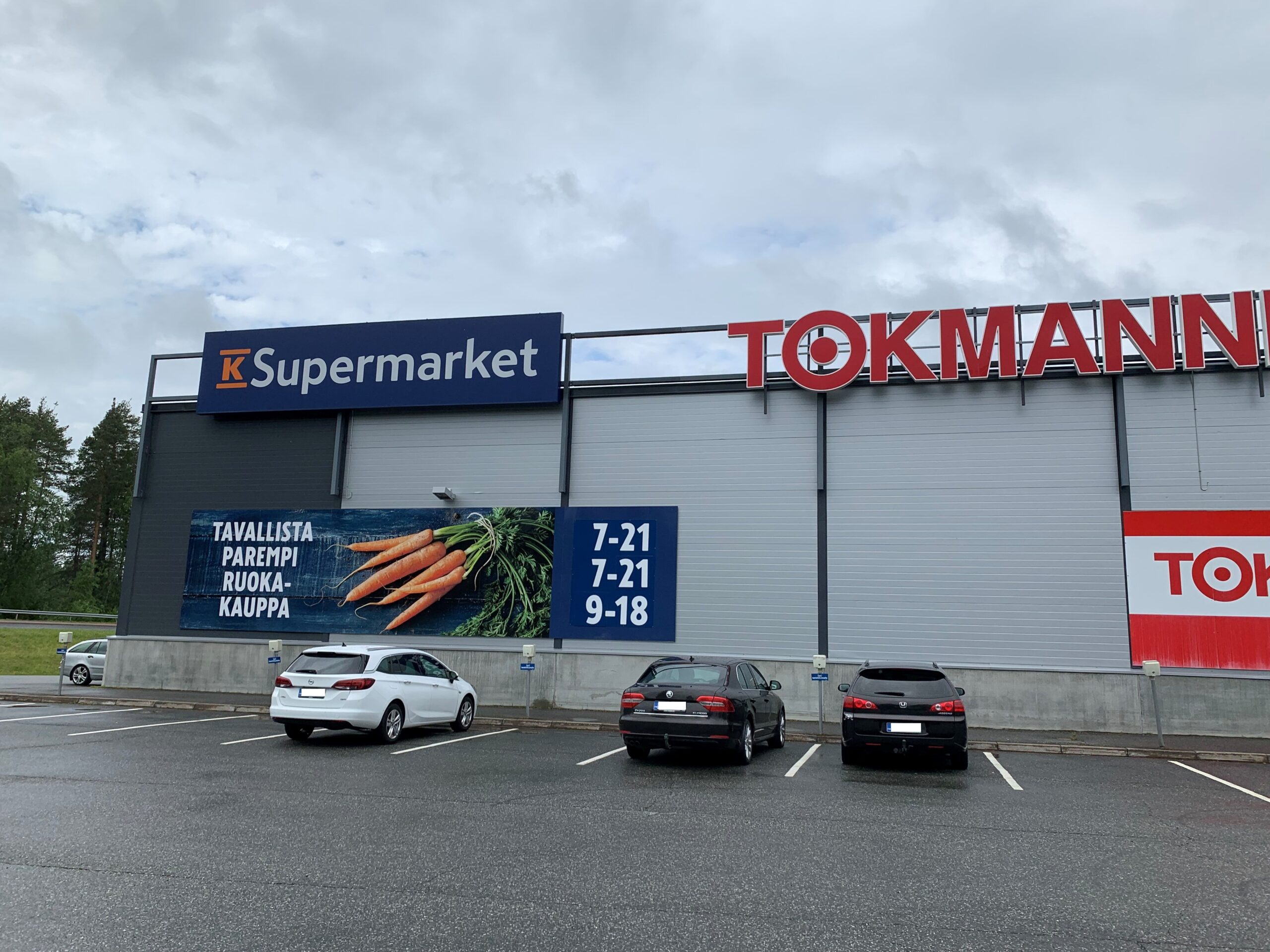K-Supermarket Suomussalmen julkisivu, jossa näkyy kyltti ja aukioloajat.