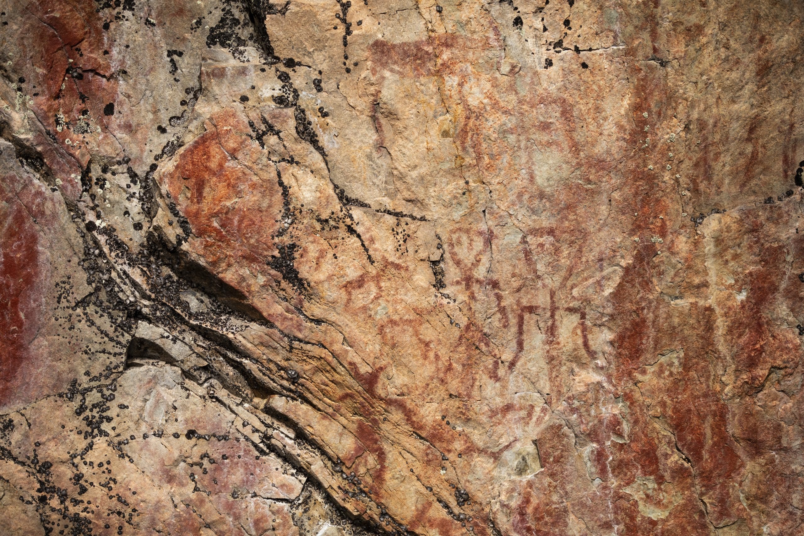 Värikallion kalliomaaloukset Hossassa, tikku-ukko hahmo sekä eläinhahmoja.