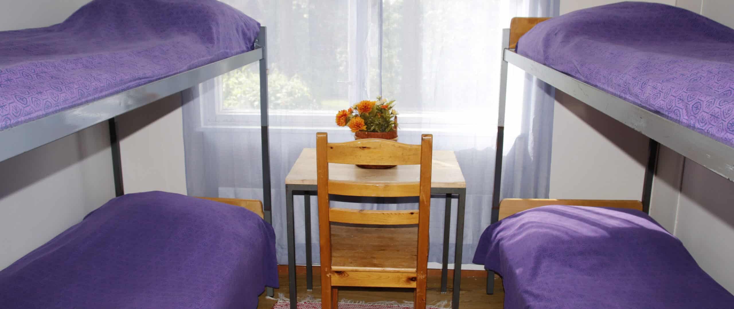 Raatteen koulun huoneissa on kerrossängyt sekä pieni kirjoituspöytä.