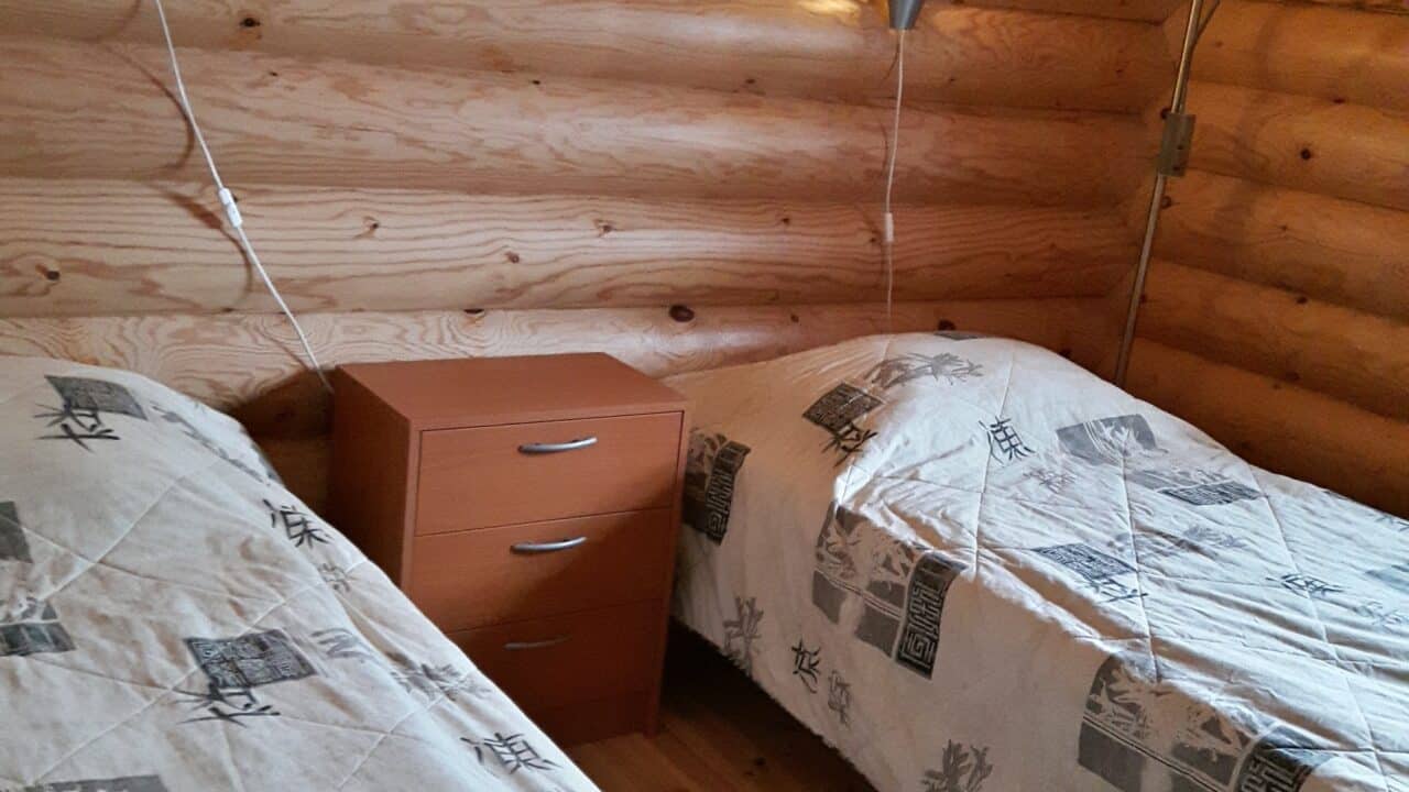 Mökki Mäntyniemi Seppäsen makuuhuone, jossa kaksi erillistä vuodetta.