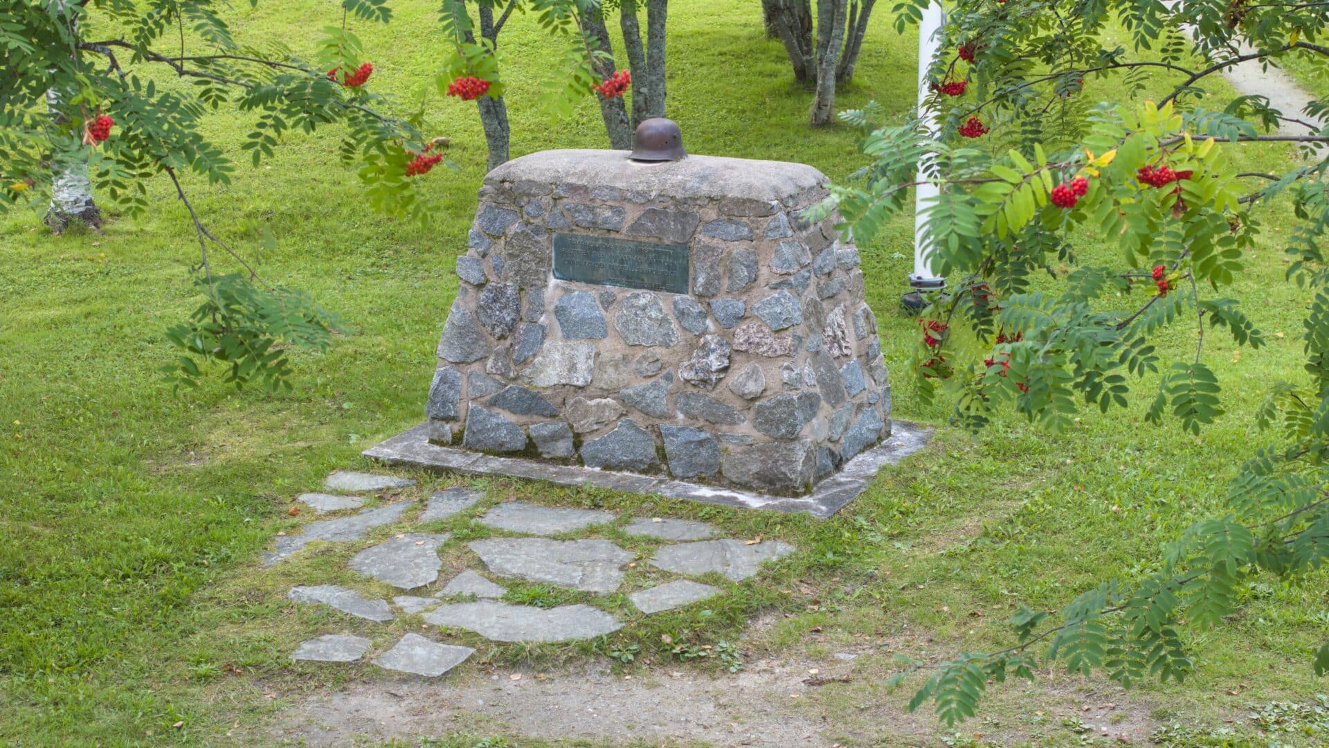 Raatteentien taisteluiden muistomerkki. Muistomerkki on kasattu luonnonkivistä jotka on valettu neliön muotoon. Muistomerkin päällä on metallinen sotilaan kypärä.