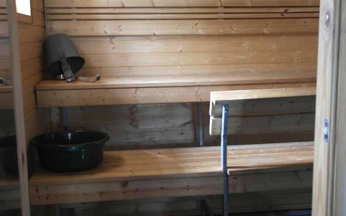 Puulämmitteinen sauna.
