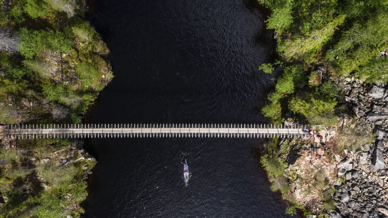 Hossa kansallispuisto Julma-Ölkky kanjonijärven riiippusilta ja meloja ilmasta käsin