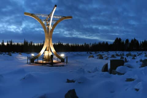 Talvisodan monumentti talvimaisemassa. Raatteentie muistomerkki.
