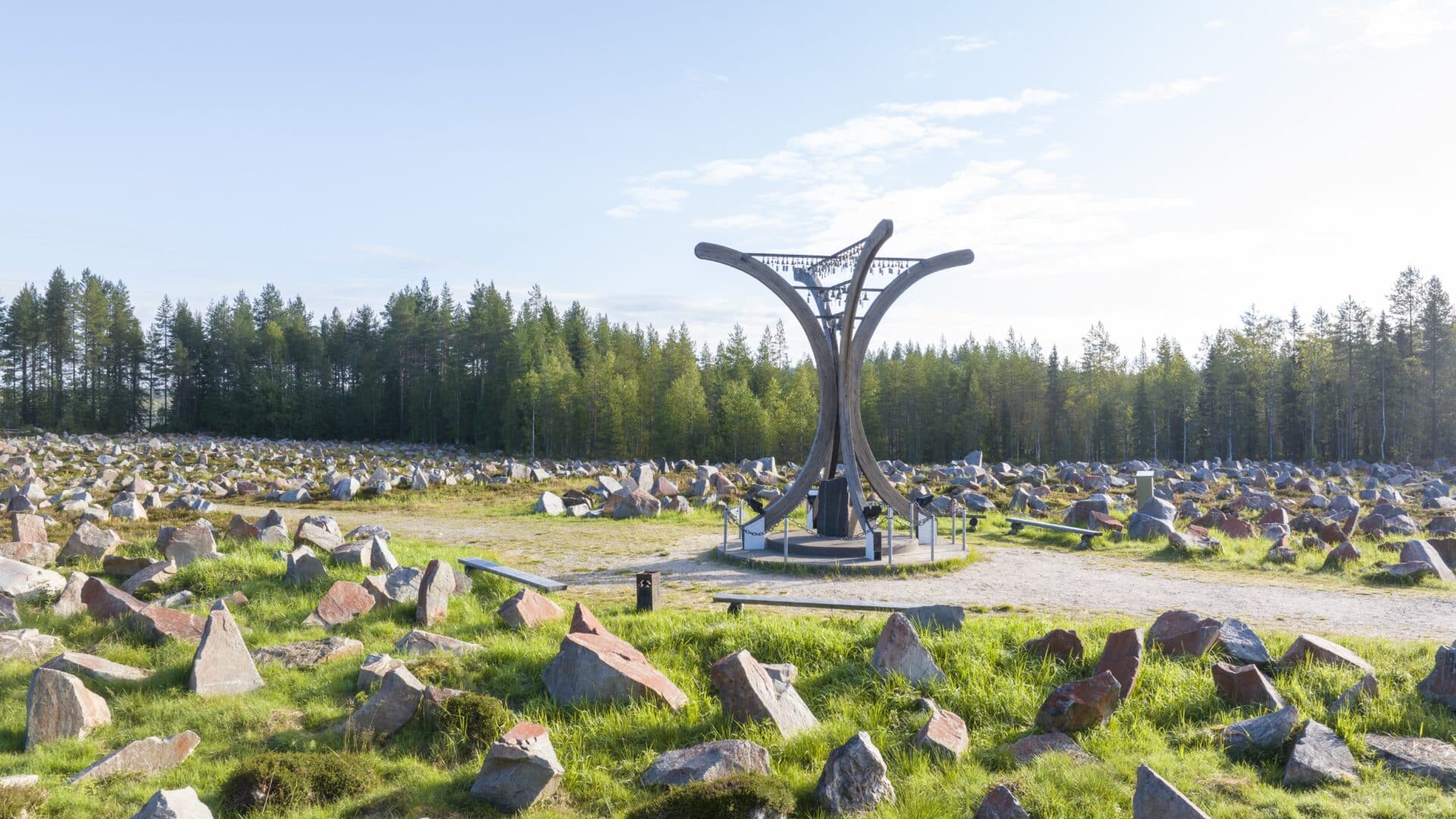 Talvisodan monumentti keskellä kivikenttää Raatteessa. Kuva otettu ilmasta käsin.