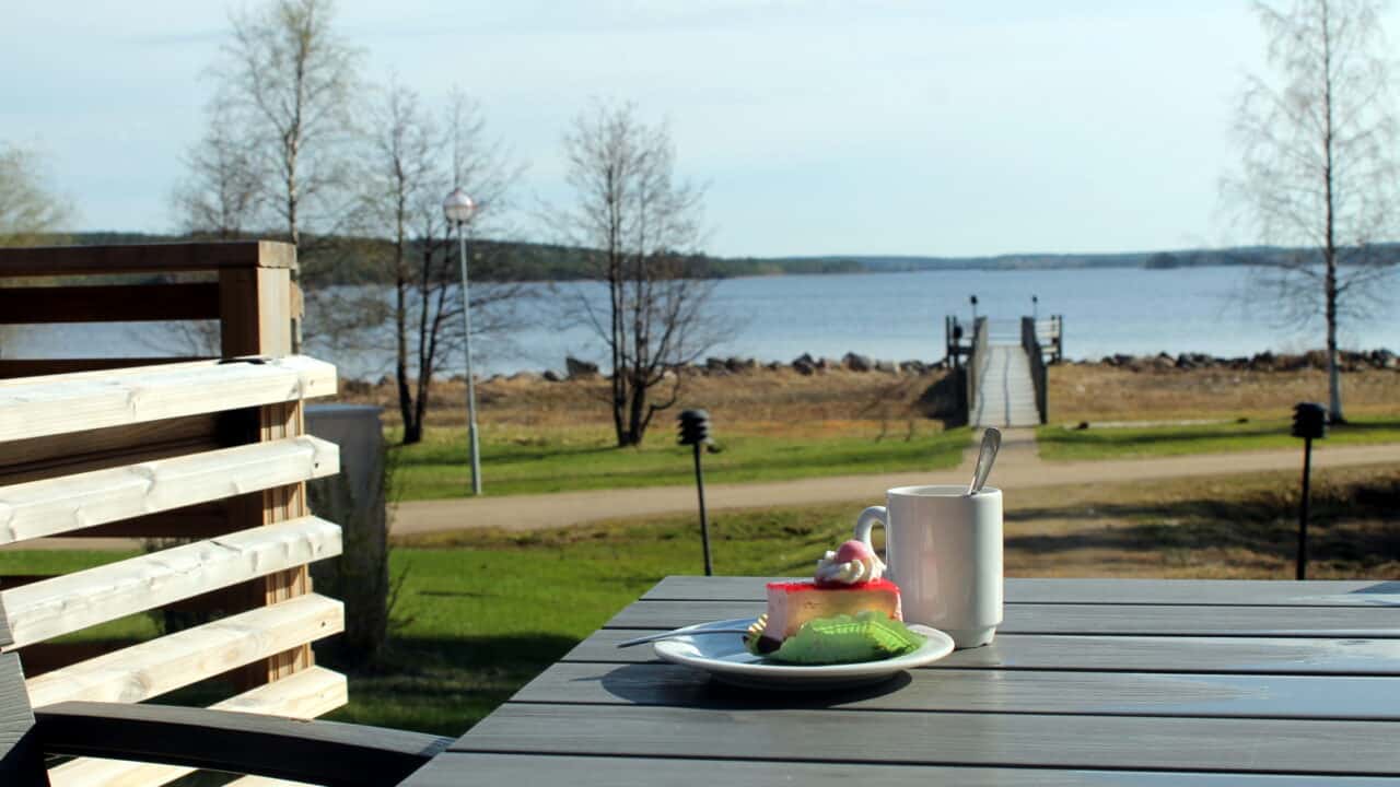 Lounasravintola-konditoria Herkkusuun terassi, kahvikuppi, jälkiruoka, järvimaisema.