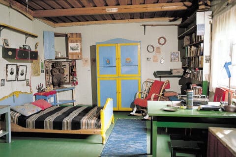 Ilmari Kiannon Ikintupa, joka on sisustettu värikkäästi, muun muassa vihreä lattia ja kirjoituspöytä, sini-keltainen piironki ja seinillä paljon tauluja, piirroksia ja mietelauseita.