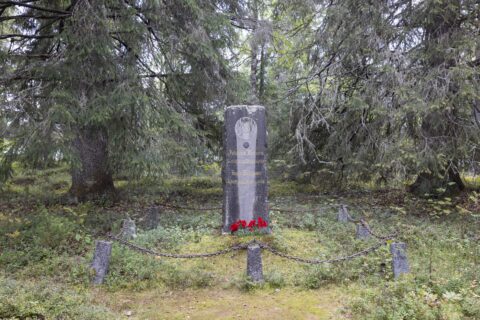 Vapaussodan muistomerkki sijaitsee Suomussalmen kotiseutumuseon parkkipaikan läheisyydessä. Muistomerkki on suuri hautakivi, johon on kultaisella kaiverrettu teksti: “Johannes Moilanen * 2.2.1890 kaatui Mouhussa 15.4.1918. Kustaa Kemppainen * 1.2.1899 kaatui Antreassa 4.3.1918. Kunnia kuolla on vapauden tiellä.”