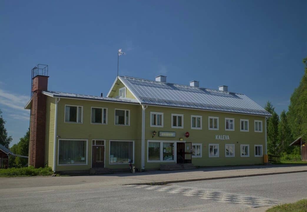 Wanhan Kalevan baarin ulkokuva kesällä. Rakennus on vaaleanvihreä.
