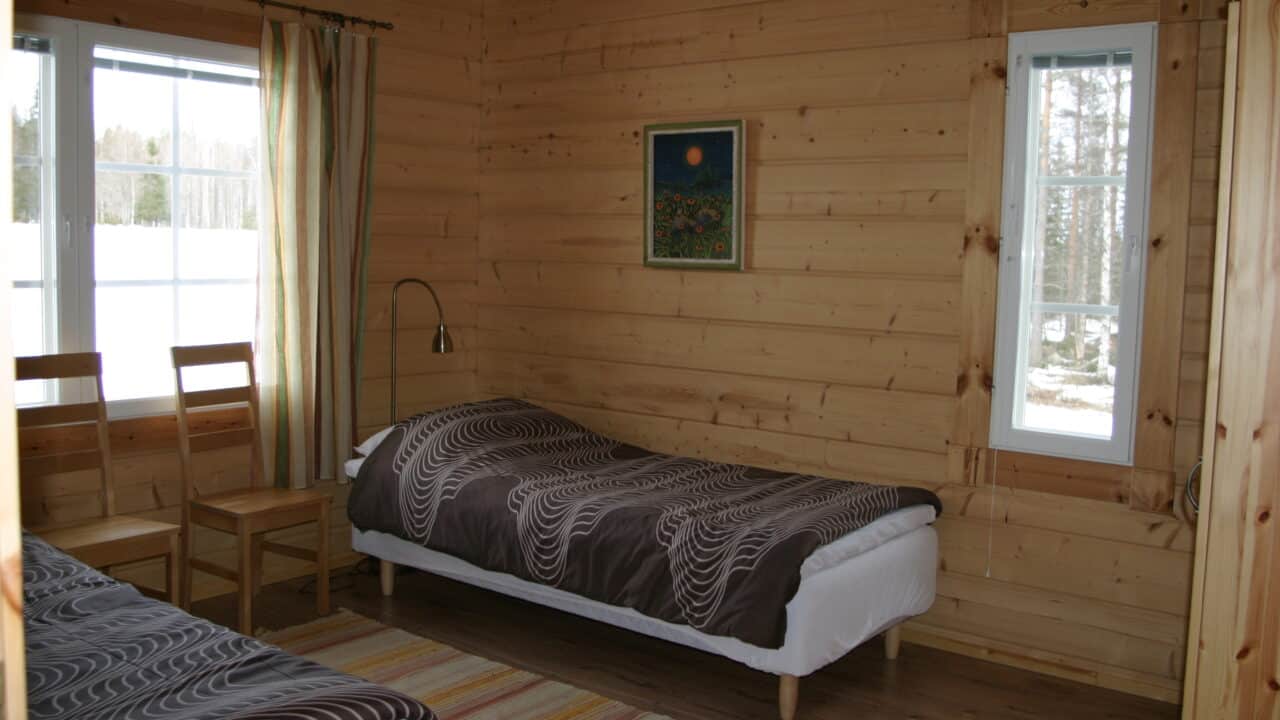 Arolan Arovilla huoneiston makuuhuone, jossa kaksi yhdenhengen sänkyä.
