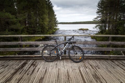 Polkupyörä sillalla ja taustalla Huosiusjärvi.