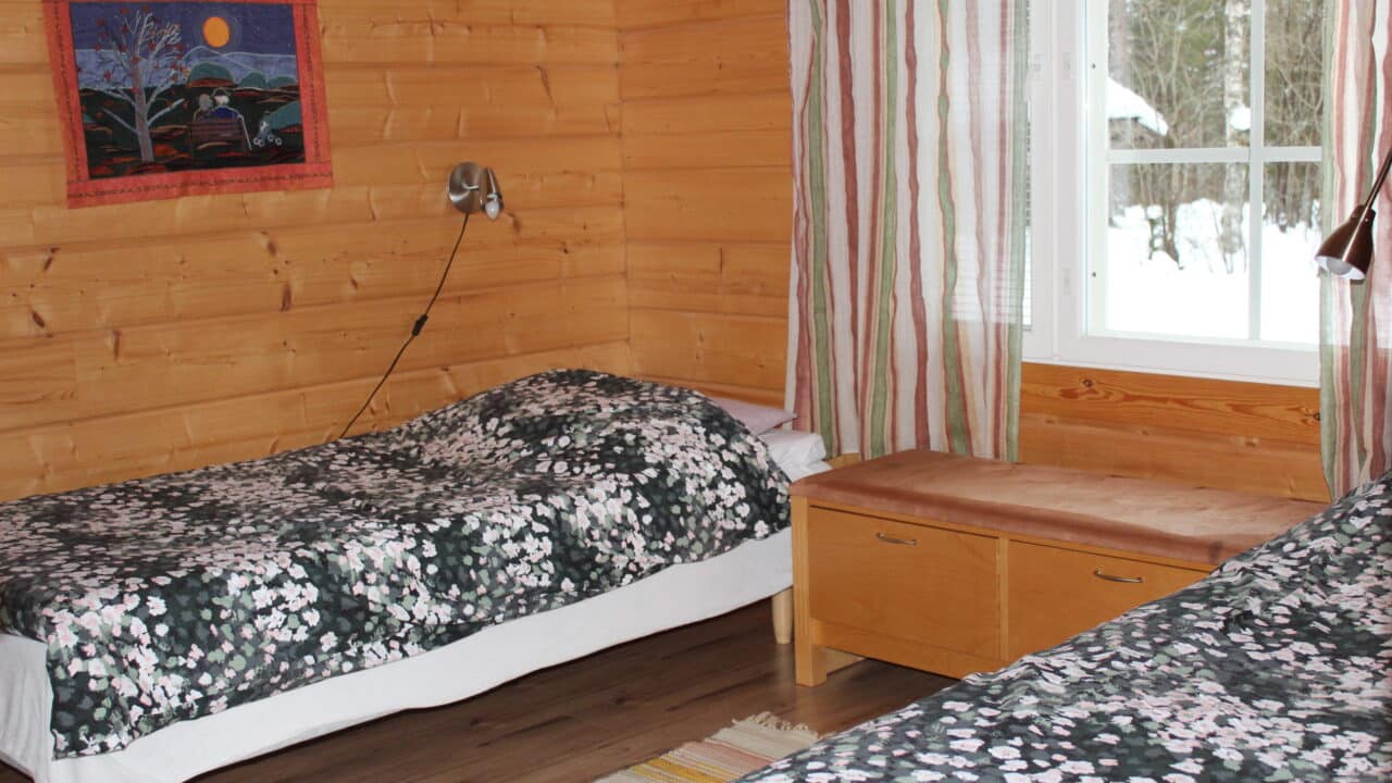 Arovilla huoneiston makuuhuone, jossa kaksi yhdenhengen sänkyä.