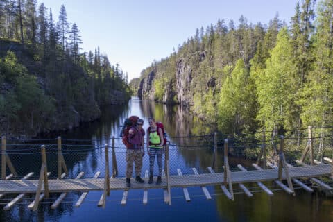 Julma-Ölkyn sillalla kaksi ihmistä.