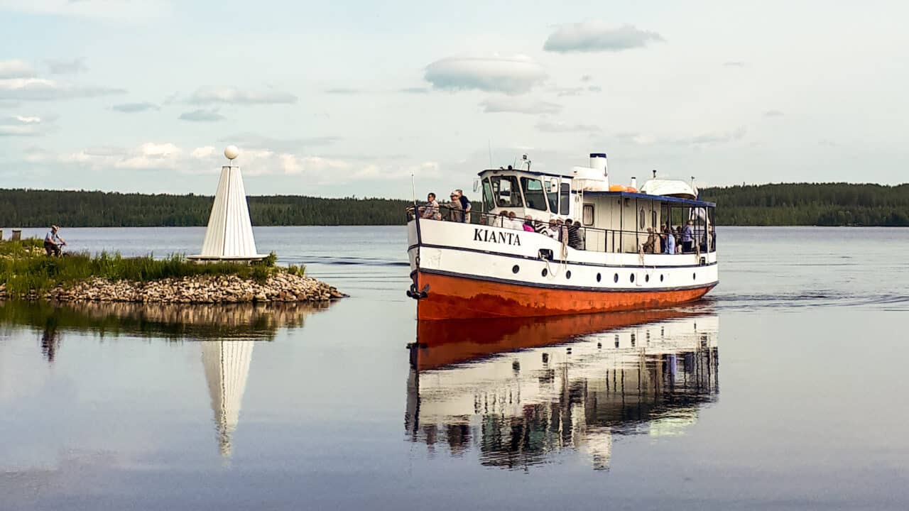 Kianta-laiva Kiantajärvellä kesäisenä päivänä.