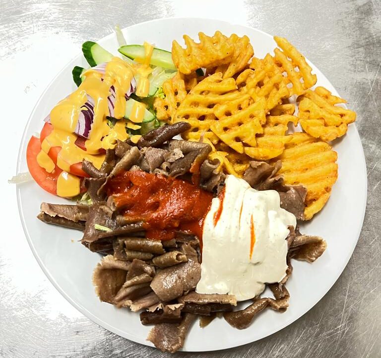 Ronin kebabannos ristikkoperunoilla sisältää myös vihersalaatin.