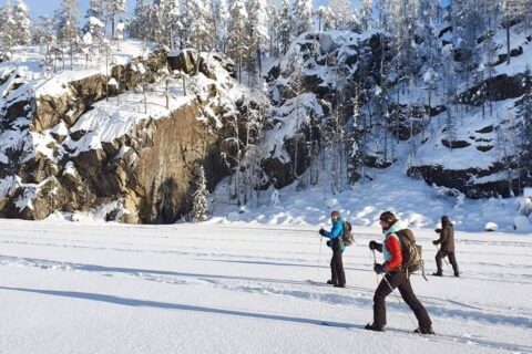 Kolme henkilöä hiihtämässä Julmalla Ölkyllä.