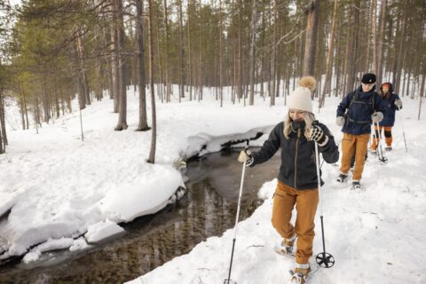 Nuoria lumikenkäilee Muikkupuron laavulla.