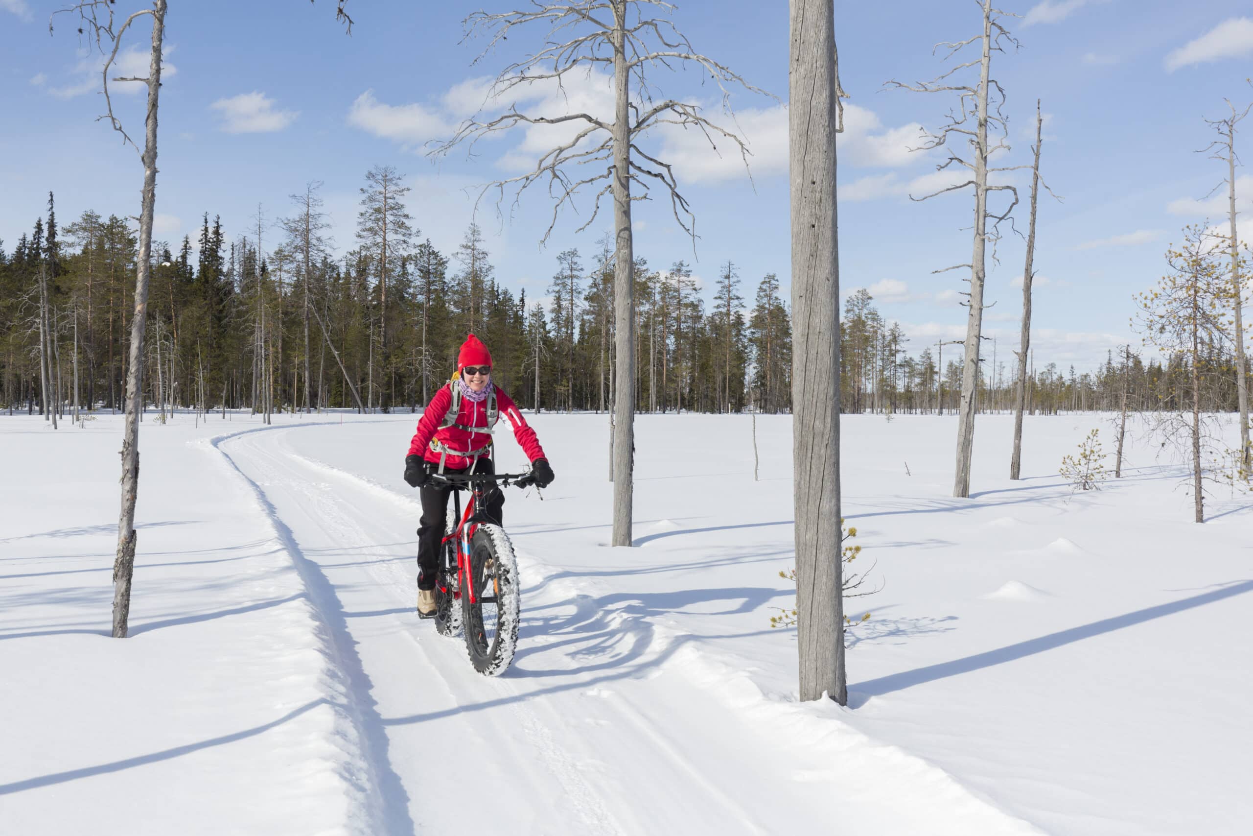 Nainen pyöräilee talvella Martinselkosessa.