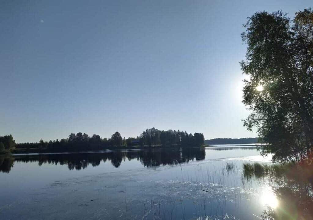 Holiday House Mäntyniemi sijaitsee järven rannalla.