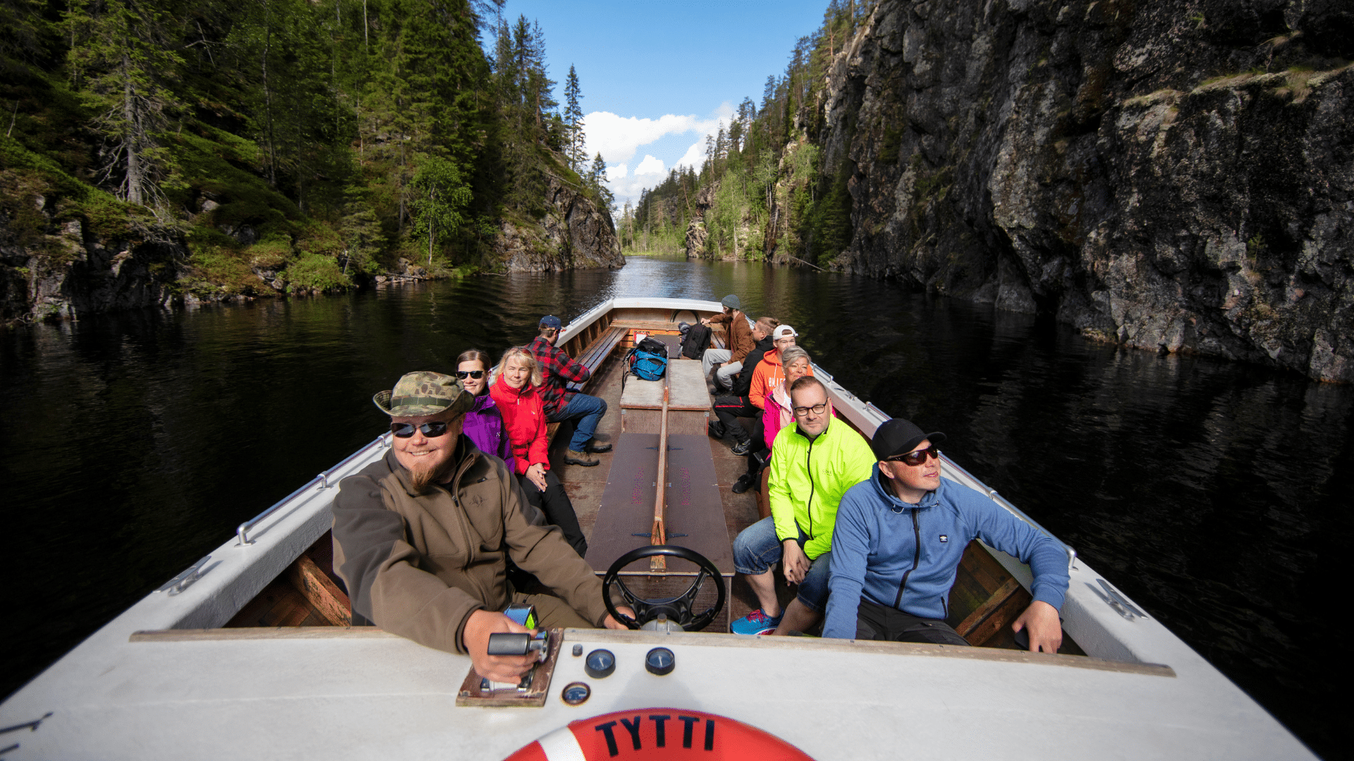 Julma-Ölkyn kanjonijärvelle järjestetään kesäkaudella päivittäin veneristeilyjä.