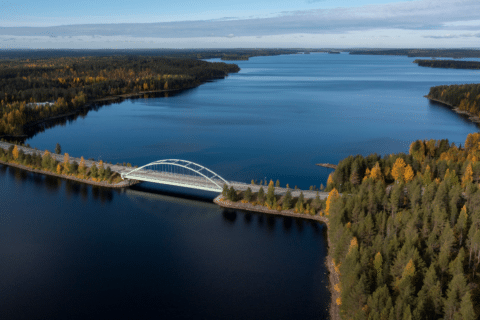Ilmakuva Haukiperän sillasta Kiantajärvellä.