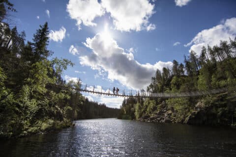 Hossan kansallispuistossa olevan Julma-Ölkyn kanjonijärven ylittää riippusilta.