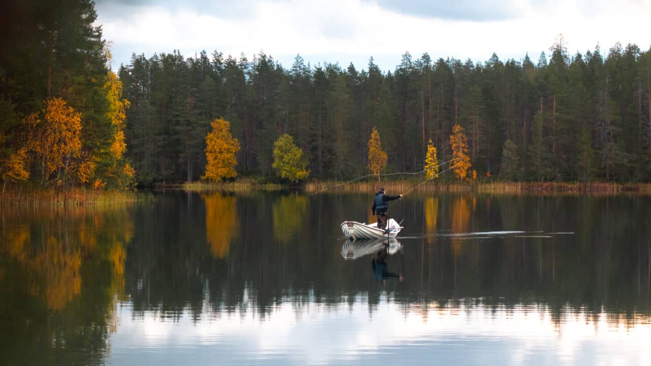 Kalastaja soutuveneessä Umpi-Valkeaisella.