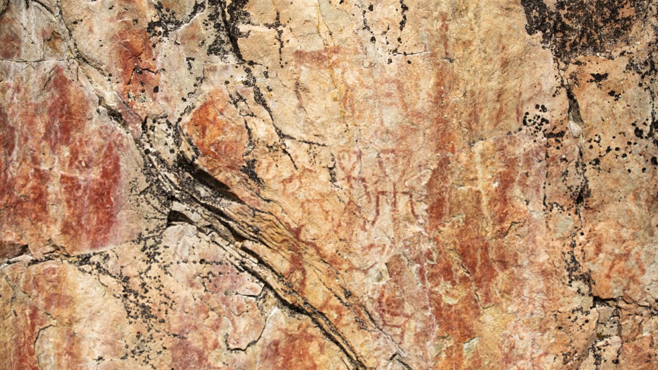 Lähikuvassa Värikallion kalliomaalaukset Hossan kansallispuistossa.