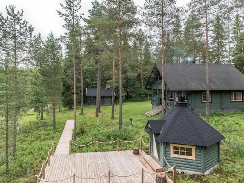 Villa Lähteenmäen mökin ulkokuva, jossa näkyy mökin lisäksi sauna ja grillikota.