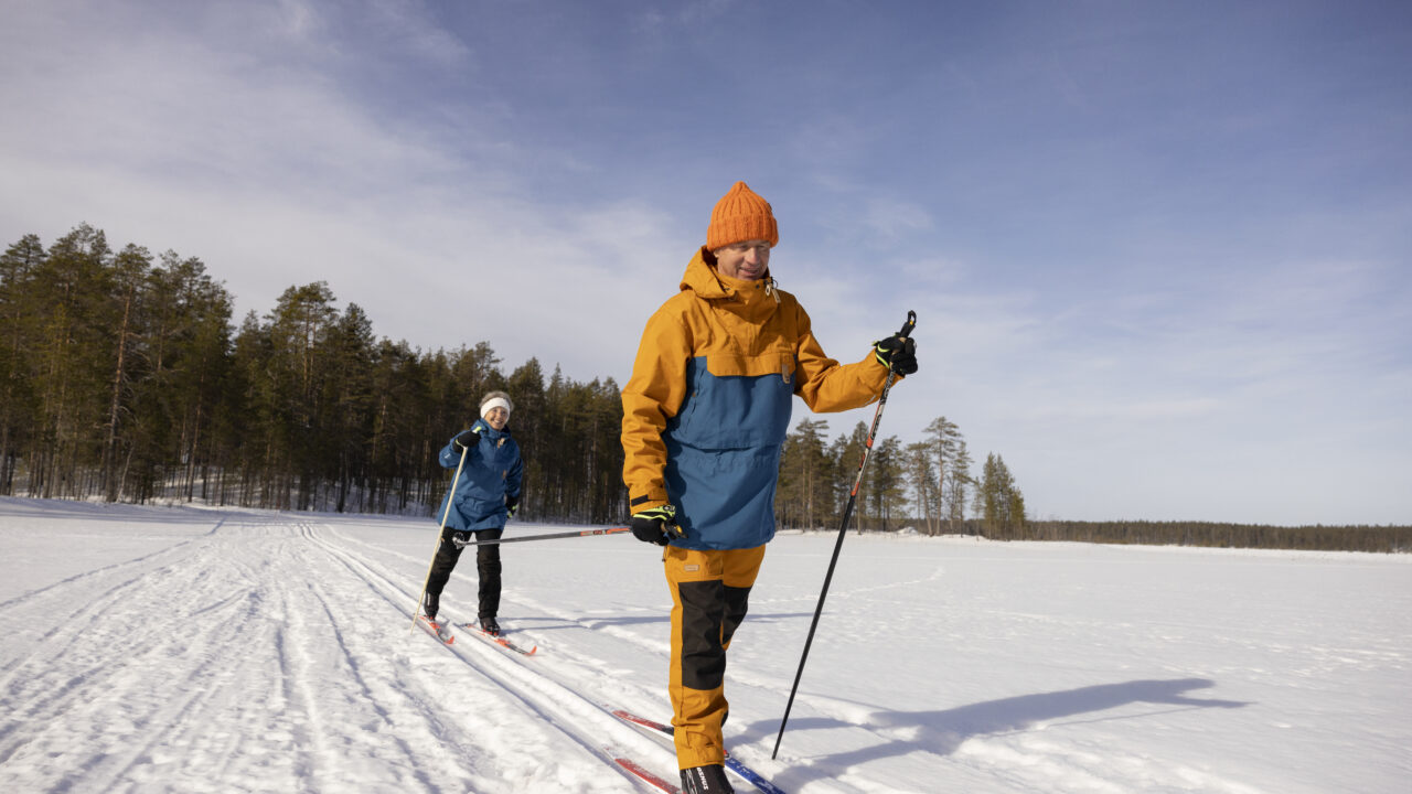 Kaksi hiihtäjää talvella Hossan kansallispuistossa Suomussalmella