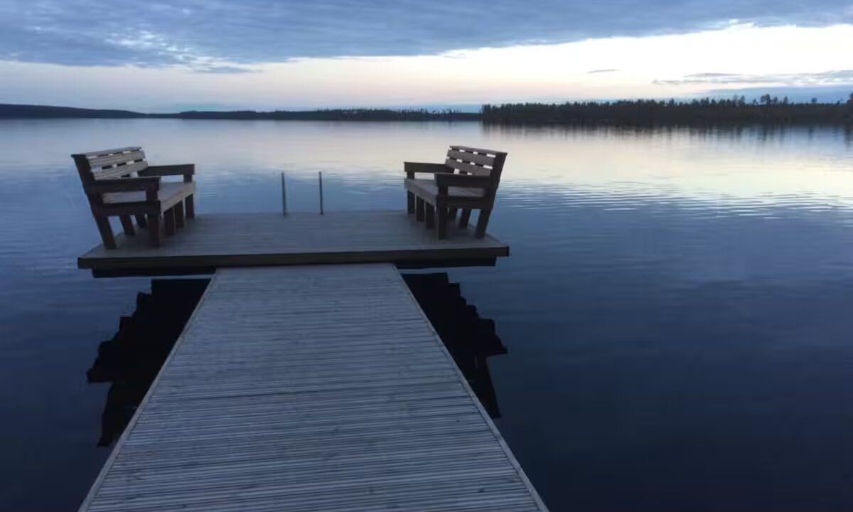 Pitkän laiturin päässä kaksi istuinta