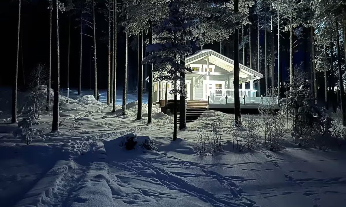 Mökki pimeässä valaistuna