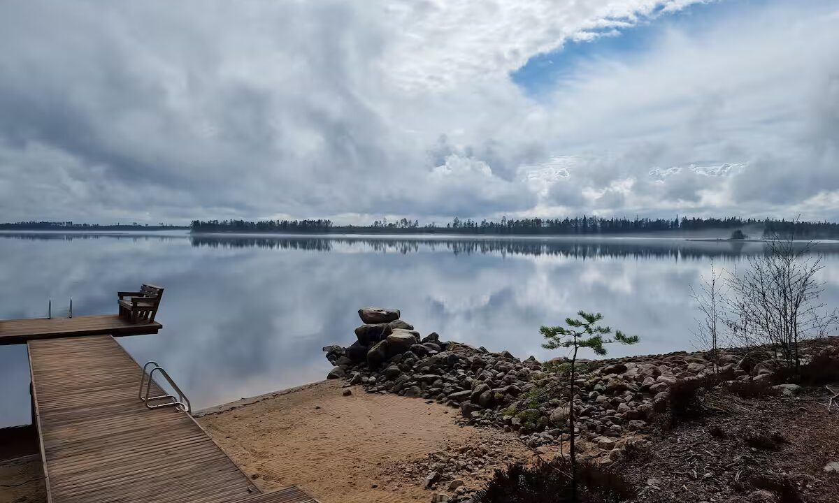 Hiekkaranta ja tyyni järvi