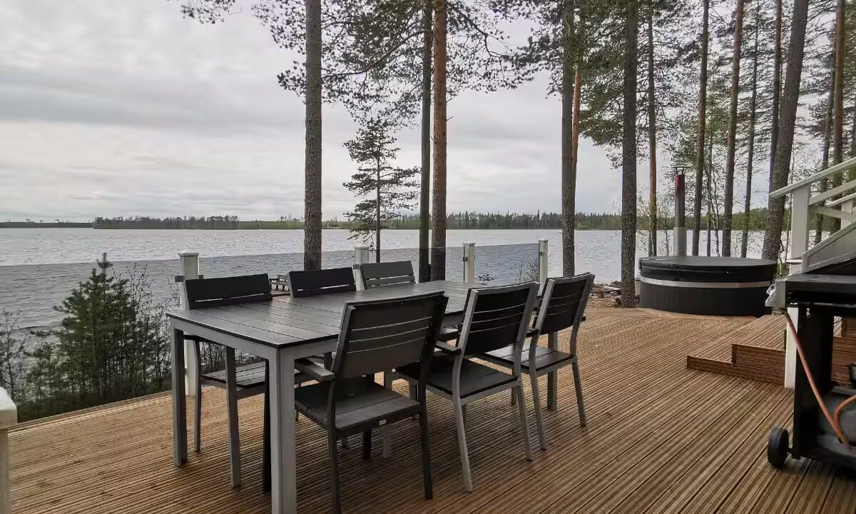 Järvelle aukeavalla avoterassilla pöytä ja tuolit