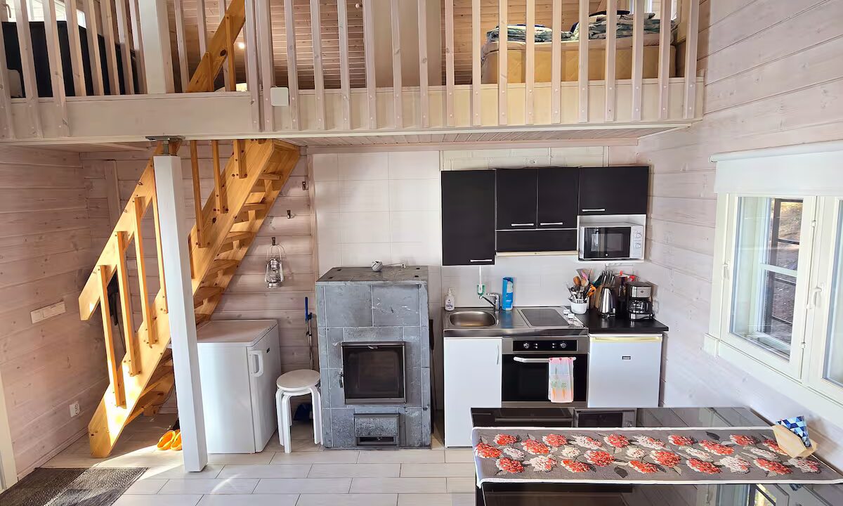 Tupakeittiö jonka yläpuolella parvi.