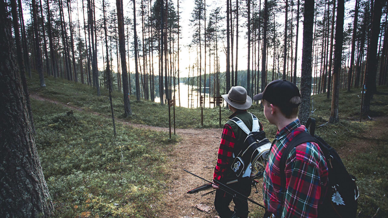 Zwei Personen auf einem Wanderweg mitten im Wald