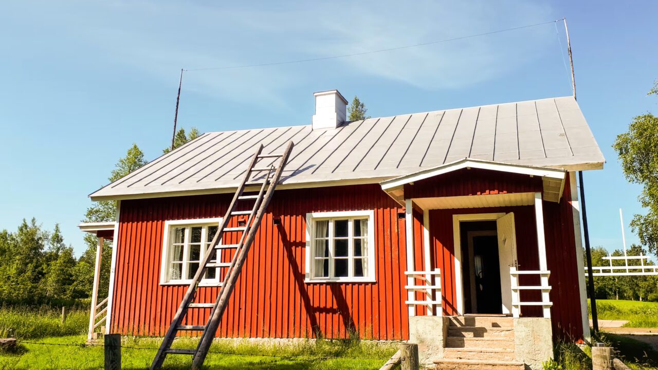 Raatteen Vartiomuseo, punainen vanha rakennus.