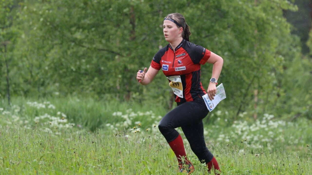 Suunnistaja juoksee pellolla Kainuun Rastiviikolla